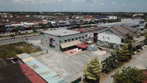 une vue de tête sur une ville avec des bâtiments et une rue dans l'établissement V HOTEL, à Teluk Intan
