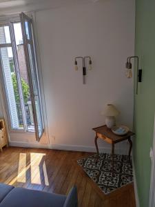 - un salon avec une table et une fenêtre dans l'établissement Trocadéro- 2 pièces lumineux, à Paris