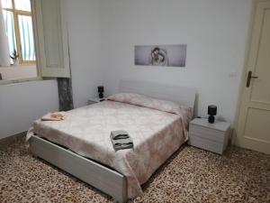 1 dormitorio con 1 cama en una habitación blanca en Alle Falde di Erice, en Trapani