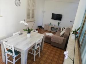 - un salon avec une table et un canapé dans l'établissement Alle Falde di Erice, à Trapani