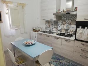 una cocina con una mesa con un tazón. en Alle Falde di Erice, en Trapani