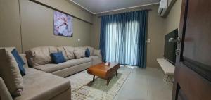 uma sala de estar com um sofá e uma mesa em Tailorbird Nest em Cairo