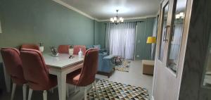 uma sala de jantar com uma mesa e cadeiras vermelhas em Tailorbird Nest em Cairo