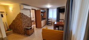 uma sala de estar com uma cozinha e uma sala de jantar em Residence La Villetta em Rimini
