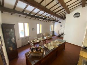 Habitación grande con una mesa con platos. en LHE Beating Heart Casa Tiziana, en Cesena