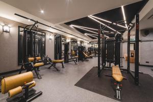 ein Fitnessstudio mit einem Haufen Ausrüstung in einem Zimmer in der Unterkunft SIGNUM Hotel in Podgorica
