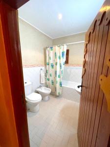 廷吉尔Hotel Kasbah Lamrani的带马桶和浴帘的浴室