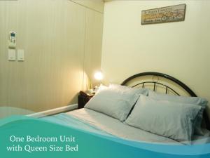 a bedroom with a bed with aone bedroom unit with queen size bed at Mint Homes in Jazz Residences Tower B in Manila +1 photo