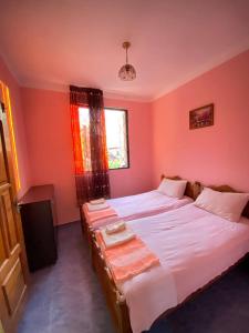 1 dormitorio con 2 camas y ventana en Holiday Home in Gonio en Gonio
