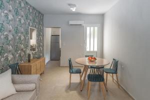 ein Wohnzimmer mit einem Tisch, Stühlen und einem Sofa in der Unterkunft Apartment Patricia in Zakynthos
