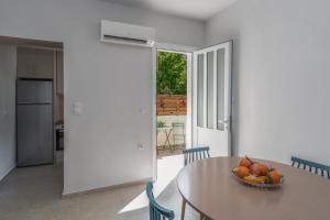 eine Küche mit einem Tisch und einer Obstschale darauf in der Unterkunft Apartment Patricia in Zakynthos