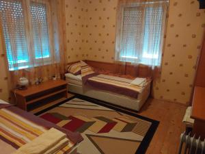 villa Tia Maria في خيساريا: غرفة صغيرة بها سرير وسجادة