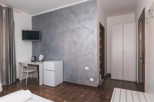 a room with a desk and a table with a refrigerator at Venice Vacation House in Mestre