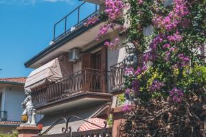 un edificio con balcón y flores púrpuras en Venice Vacation House, en Mestre