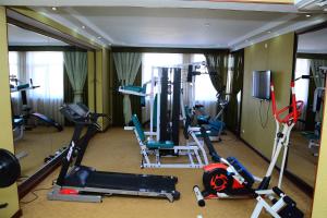 Posilňovňa alebo fitness centrum v ubytovaní Sary Arka Hotel