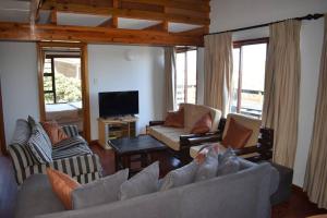 ein Wohnzimmer mit 2 Sofas und einem TV in der Unterkunft PA Sands Beach House Kowie River 9 Sleeper Pool in Port Alfred