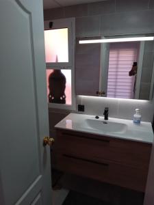 馬尼爾瓦的住宿－urb. los hidalgos golf，一间带水槽和镜子的浴室