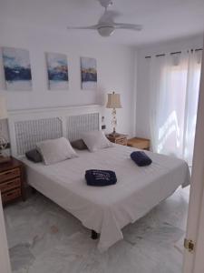馬尼爾瓦的住宿－urb. los hidalgos golf，一间卧室配有一张大床和两条毛巾