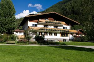 budynek z kwiatami na boku w obiekcie Ferienhaus Alpina w Kals am Großglockner