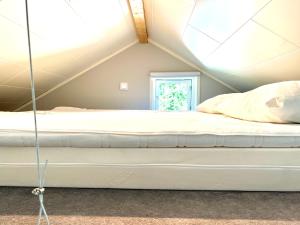 un letto in una camera con tetto di Bittes & Lasses Guest House a Kalmar