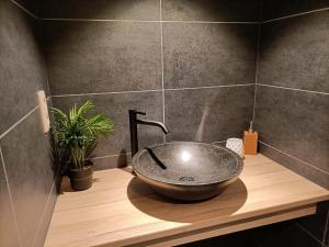 een badkamer met een wastafel op een houten aanrecht bij Gîte 28 court in Bastenaken