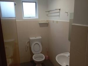 uma pequena casa de banho com WC e lavatório em CH Budget Hotel em Cameron Highlands