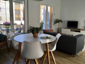 ein Wohnzimmer mit einem Tisch und einem Sofa in der Unterkunft El Cau de Ribes in Ribes de Freser