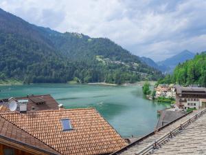 a large body of water surrounded by mountains at Hotel Alle Alpi in Alleghe