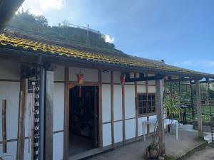 Drizzle Tea House في فنتشيهو: مبنى ابيض صغير بسقف