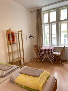 uma sala de estar com um sofá e uma janela em City Apartment and rooms em Viena