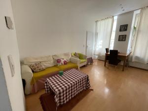 uma sala de estar com um sofá e uma mesa em City Apartment and rooms em Viena