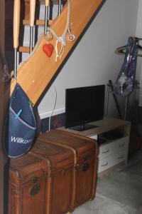 pokój ze schodami z walizką i telewizorem w obiekcie Pod Neptunem w mieście Międzyzdroje