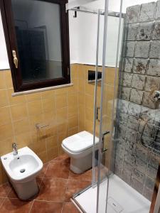 ein Badezimmer mit Toilette, Waschbecken und Dusche in der Unterkunft Sofia Holiday Home in Palermo + 26 Fotos