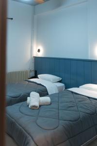 - 2 lits avec serviettes dans une chambre dans l'établissement Hotel Ballas, à Agria