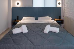 uma cama grande com duas toalhas brancas em Hotel Ballas em Agria