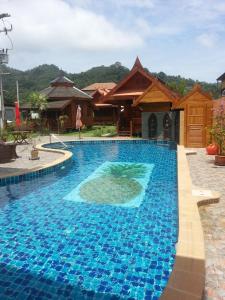 Imagen de la galería de Golden Teak Resort Baan Sapparot, en Kamala Beach