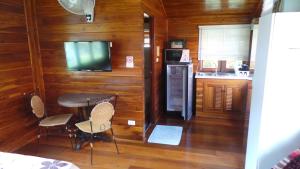 - une cuisine avec une table et des chaises dans la chambre dans l'établissement Golden Teak Resort Baan Sapparot, à Kamala Beach