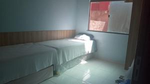 una piccola camera con letto e finestra di Chaleville Coqueiro 3201 - Luis Correia Piaui a Luis Correia