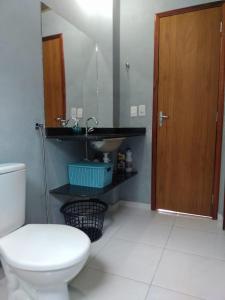 bagno con servizi igienici e lavandino di Chaleville Coqueiro 3201 - Luis Correia Piaui a Luis Correia