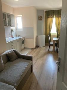 a small living room with a couch and a kitchen at STAN NA DAN-LOZNICA 2 in Loznica