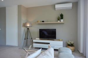 TV a/nebo společenská místnost v ubytování Bright & Modern 2 Bedroom Apartment 300m to the Beach - Marbella