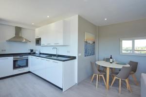 Kuchnia lub aneks kuchenny w obiekcie Bright & Modern 2 Bedroom Apartment 300m to the Beach - Marbella