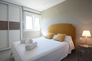 Łóżko lub łóżka w pokoju w obiekcie Bright & Modern 2 Bedroom Apartment 300m to the Beach - Marbella