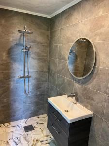 La salle de bains est pourvue d'un lavabo et d'un miroir. dans l'établissement Nõva, Külaliskorter, mere ääres, à Nõva
