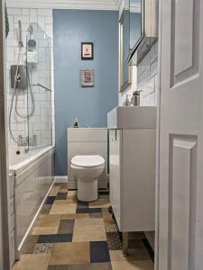 ein Badezimmer mit einem WC, einem Waschbecken und einer Badewanne in der Unterkunft Folka Rocks in Folkestone