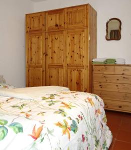 1 dormitorio con cama y tocador de madera en Ferienwohnung Mariner Inzing en Inzing