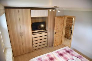 um quarto com uma cama e uma televisão num quarto em Roter Beer em Sankt Andreasberg