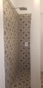 baño con ducha con pared estampada en Casaammari, en Acireale