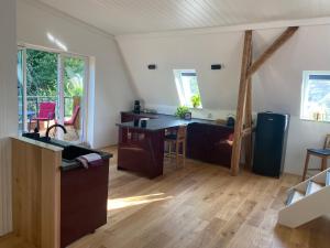 - une cuisine avec un bureau et une table dans une chambre dans l'établissement Loft in der alten Spinnerei, à Spechtholzhock