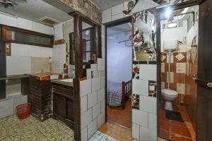 W łazience znajduje się umywalka i toaleta. w obiekcie Residentour w mieście Porto Alegre